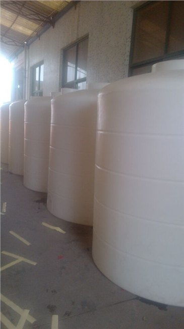 醫(yī)藥化工領(lǐng)域的關(guān)鍵存儲(chǔ)設(shè)備 耐酸堿儲(chǔ)罐與滾塑容器